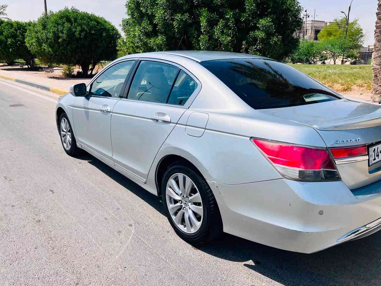 السلام عليكم 
للبيع فقط 
هوندا اكورد 2012 خليجي 
اللون الفضي 
السياره نظيفه وكلها على البلاد  
مكفوله من الصبغ والضربه وكذلك كير ومحرك مكفولات 
بيه فقط الدعاميه الاماميه مبدله فقط 

مواصفاتها عاديه تحتوي على 
تحكم استيرن 
وخزن بالمري 
حساسات خلفيه 

رقم السياره بصره 
السنويه تنتهي ب2029 
مكان السياره بصره - سفوان 
السعر 11000$ ( شده وعشر اوراق ) وبيه مجال حق الجيه 

للتواصل 
***********
***********
