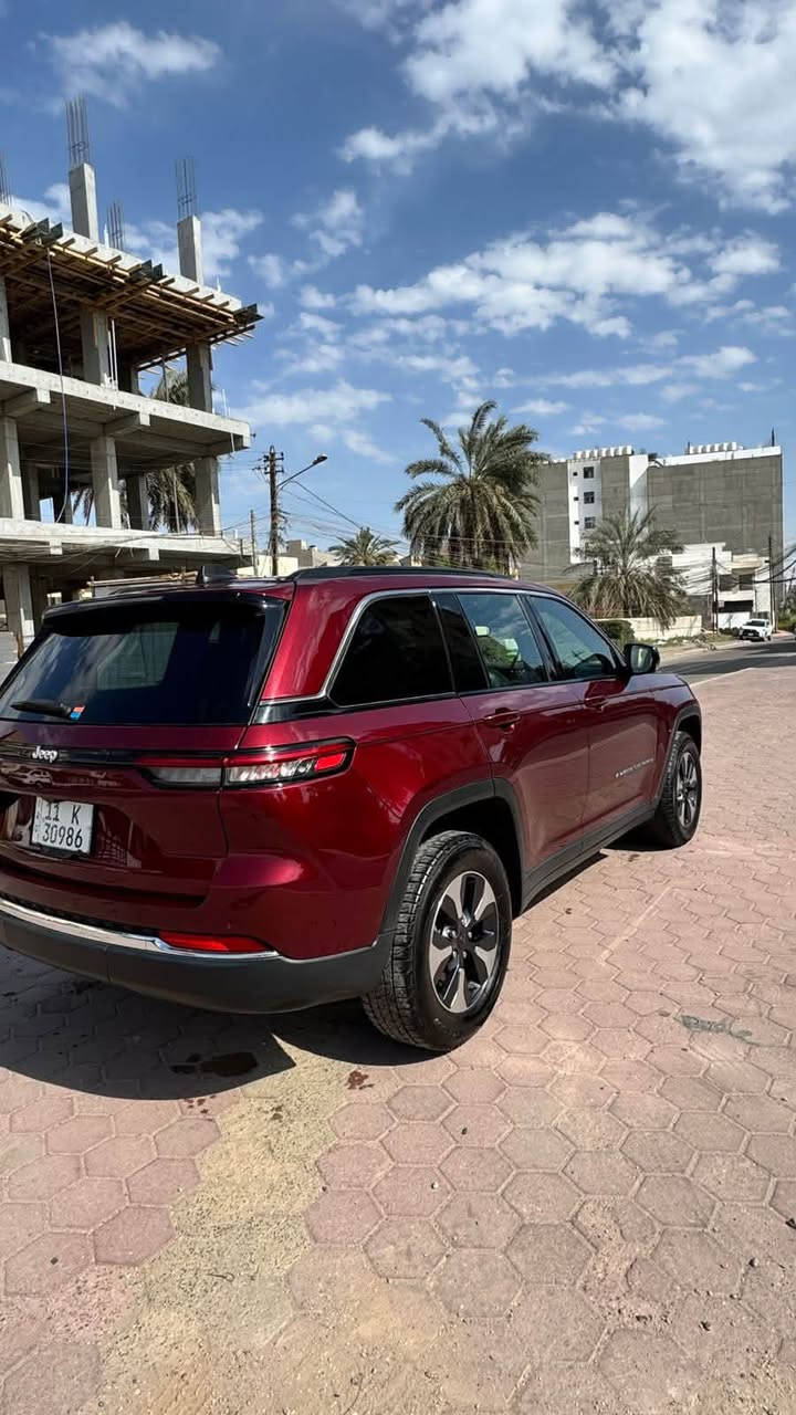🚨 للبيع — جيب جراند شيروكي هايبرد 2024 🚨
🔥 Jeep Grand Cherokee 4xe Hybrid — موديل 2024

فول مواصفات

رقم بغداد باسمي تحويل ثاني يوم

اللون: ماروني 

الممشى: 80,000 كم

هايبرد Plug-in — 

مواصفات 

• محرك 2.0 Turbo هايبرد

• دفع رباعي 4x4

• كير ماوس أوتوماتيك

• تشغيل بصمة

• دخول ذكي

• شاشة وسطية كبيرة

• كاميرات خلفية وحساسات

• تحكم سترين كامل

• مقاعد كهربائية

• تدفئة مقاعد 

• فتحة سقف بانوراما 

• أوضاع قيادة مود 

• نظام قيادة كهربائي/هايبرد

💎 سيارة مرتبة جداً ومواصفاتها عالية، ونظيفة بالعافيه للياخذها

حادثها مثل ما موضح بالصورة بدون دواخل بدون ايرباك 

📞 للاستفسار ***********

💰 السعر: 285 وبيها مجال للشراي
