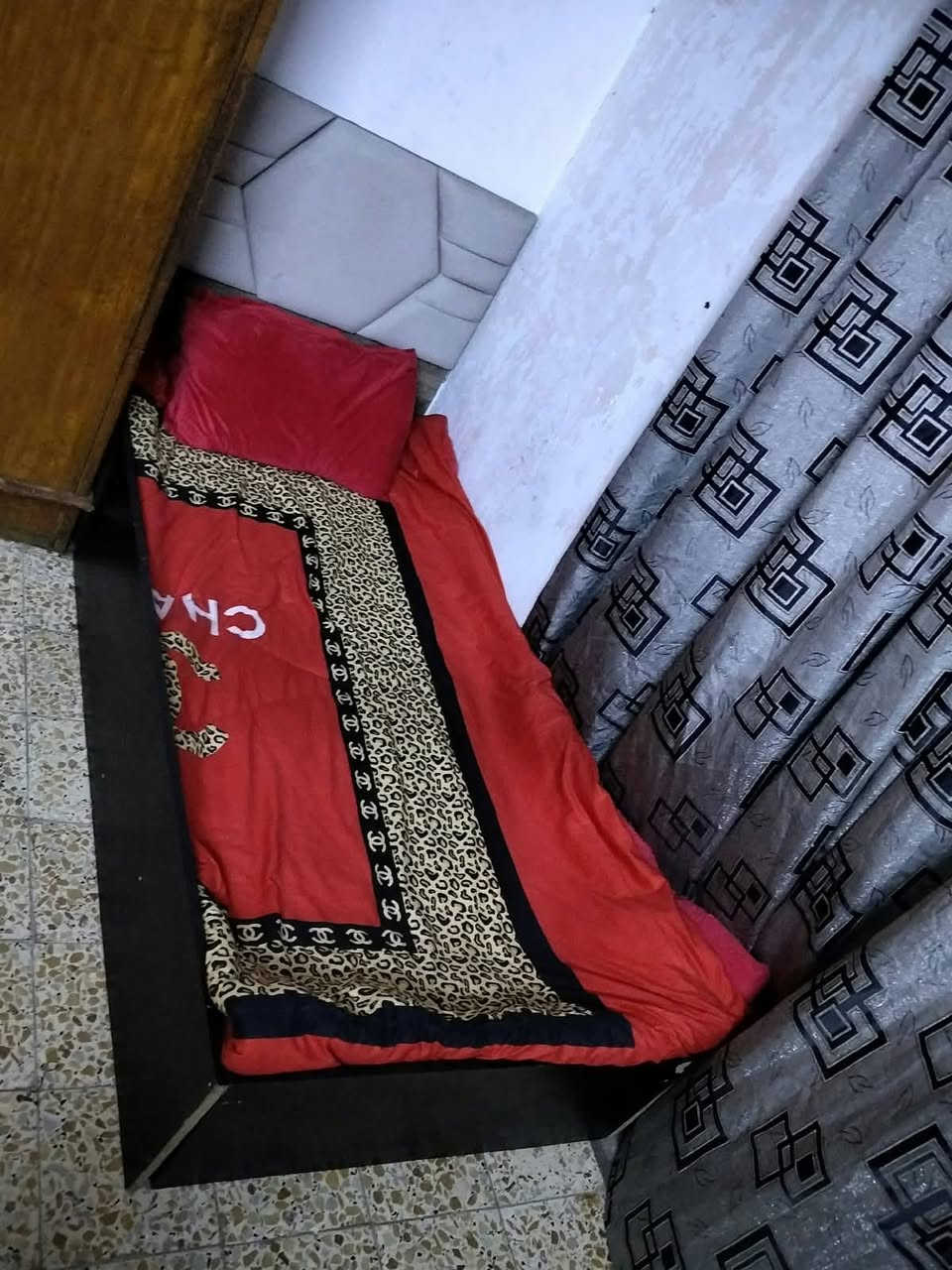 غراض للبيع المكان بغداد الجديدة ***********

نص مكتوب في الصور:
- كنتور تركي نظيف جداً ابو ثلاثه ب 100
- جردايه للبيع السعر 60