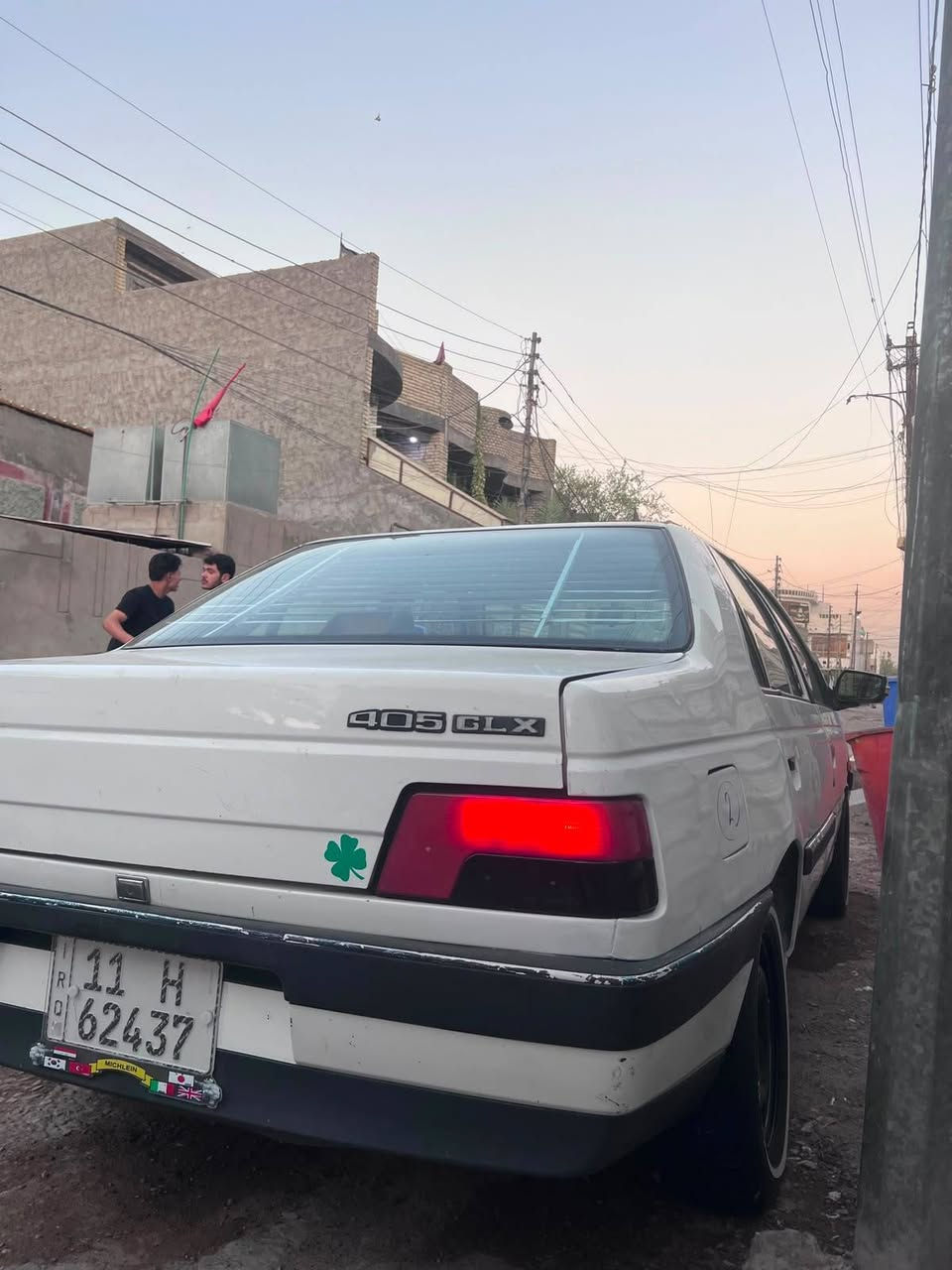 بيجو جي ال اكس
مديل 2009
داخل عسلي 
دواخلها جدد حلوات 
تبريد بارد ثلج 
حماوه ربع 
تخم تاير حدايديه وره كدام جاهزه 
ربع متصرف عليها كبل للشارع 
عنواني ميسان العماره  حي الشهداء
السعر ٣٨ وبيها مجال حك الجيه فقطط 
***********

