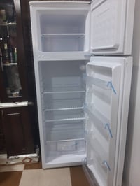 ثلاجه للبيع جديده السعر ٢٥٠ اوبيه مجال المكان ٥كيلو للتواصل ع رقم ٠٧٨٢...