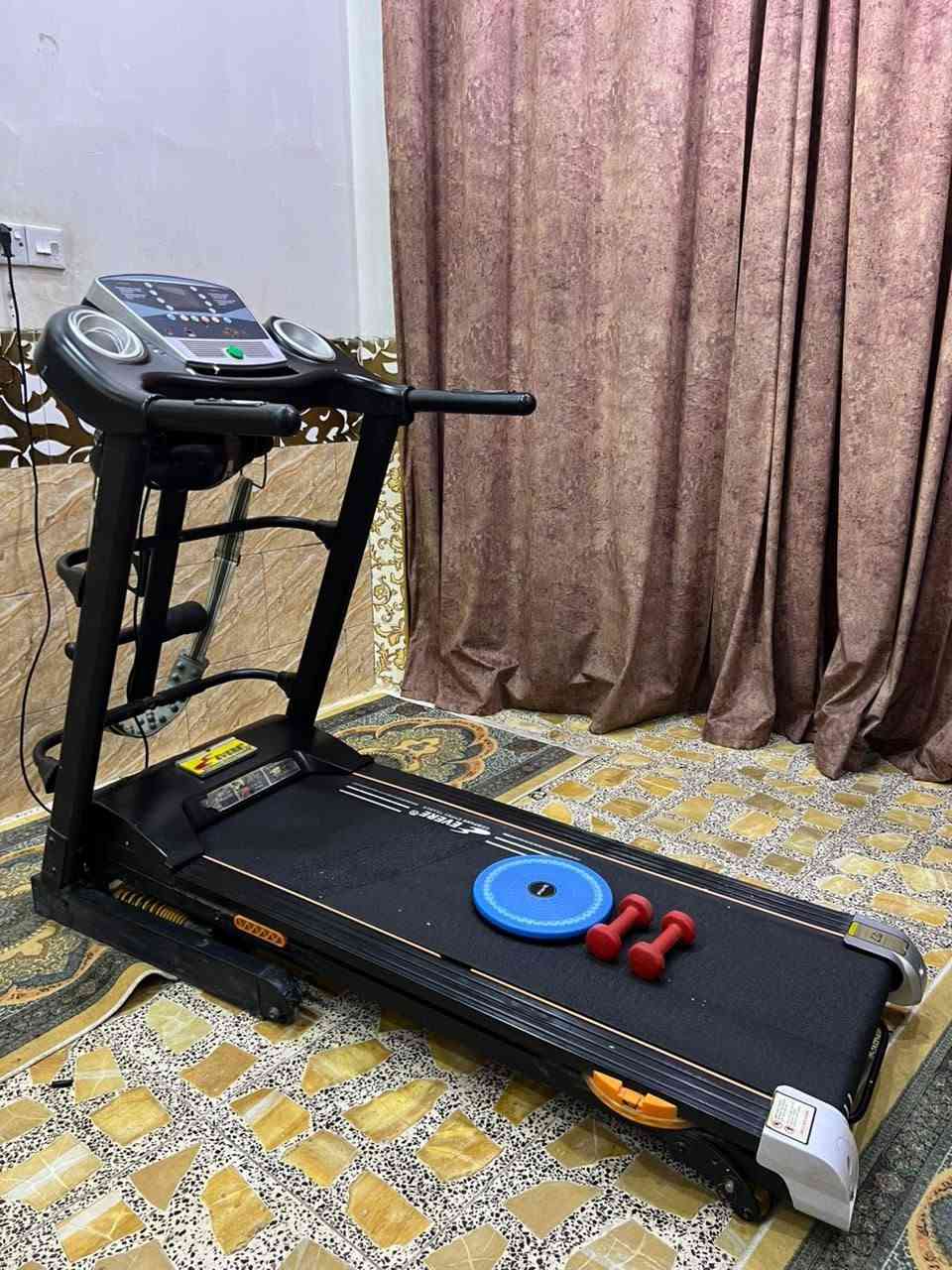 جهاز فرنسي نضيف جدا مع حزام كاسر الشحوم اواكس سماعات عدادات حساسات السعر 280متوفر توص
