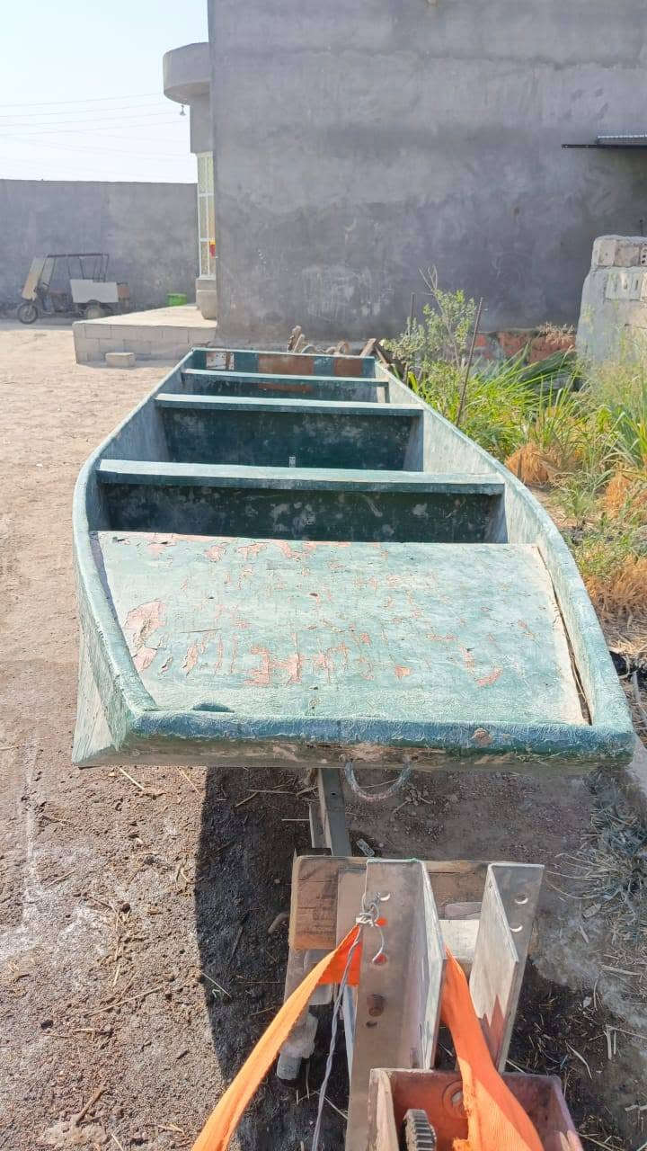 أخوان زورق للبيع فيبر طولة 5 وربع عرضة 120 زورق يفيد تطلع بي عائلة يفيد الصيد البلم الشبچ سعرة 500 قفل المكان بالدير البصرة التواصل *********** واتساب فقط
