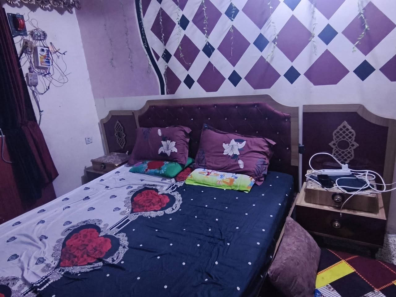 غرفه نوم تركي مستعمل سنه فقط جديده الكنتور 6 بوب وميز تواليت وجربايه ام النفرين وجزامه خشب تجي ويا الغرفه والسعر 700 وبيها مجال المكان بغداد الشعب التواصل والاستفسار ***********
