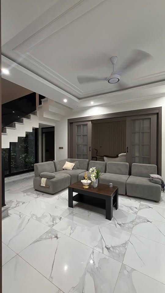للبيع دار سكن – المحمودية (الأولى)

📍 الموقع: بغداد – المحمودية /  حي البتول شارع القاضي.

📐 المساحة: 150 م² (12 × 12.5 م).

المواصفات:

* تصميم هندسي عصري ومميز.
* طابقان.
* أبواب داخلية وخارجية من نوعية ممتازة.
* أرضيات بورسلين فاخرة.
* تشطيبات عالية الجودة.
* توزيع عملي ومريح للغرف.

(يباع مع الكاونتر فقط )

📞 للاستفسار والمعاينة: (رقم الهاتف***********)
