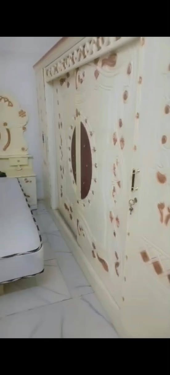 السلام عليكم غرفه نوم نضيفه وحلوه 
غرفه خشب حلو قويه المكان السماوة 
لتواصل عبر الفيس بوك او على الرقم التالي ***********سعره مناسب كلش
