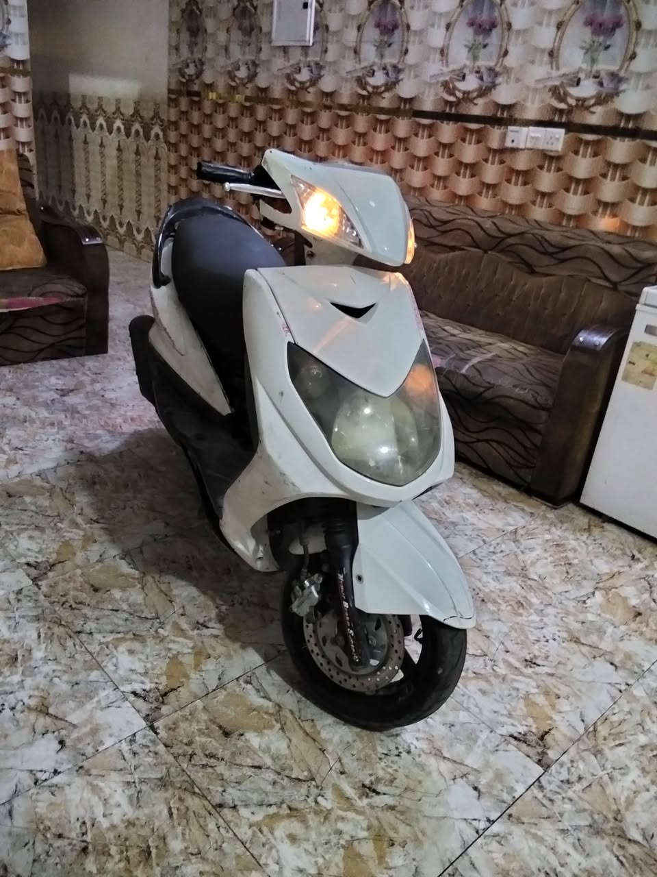 السلام عليكم اخوان سكنس فحل نوزل خطين نصيفه كله بلاديه نكره سلف مكينه ناعمه حيل شلعه معدل مكفولة من كلشي كهرباء كله تستغل تايرات ودبلات جدد بريك امامي خلفي اشاير يسره يمنه مكان زعفرانيه 350 شراء اتصل ***********
