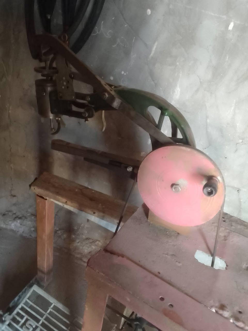 سلام عليكم موجود بكينه خياطه يخيط جوادر احزمه طركات اشكال يخيط رقم الهاتف *********** أسعر خاص
