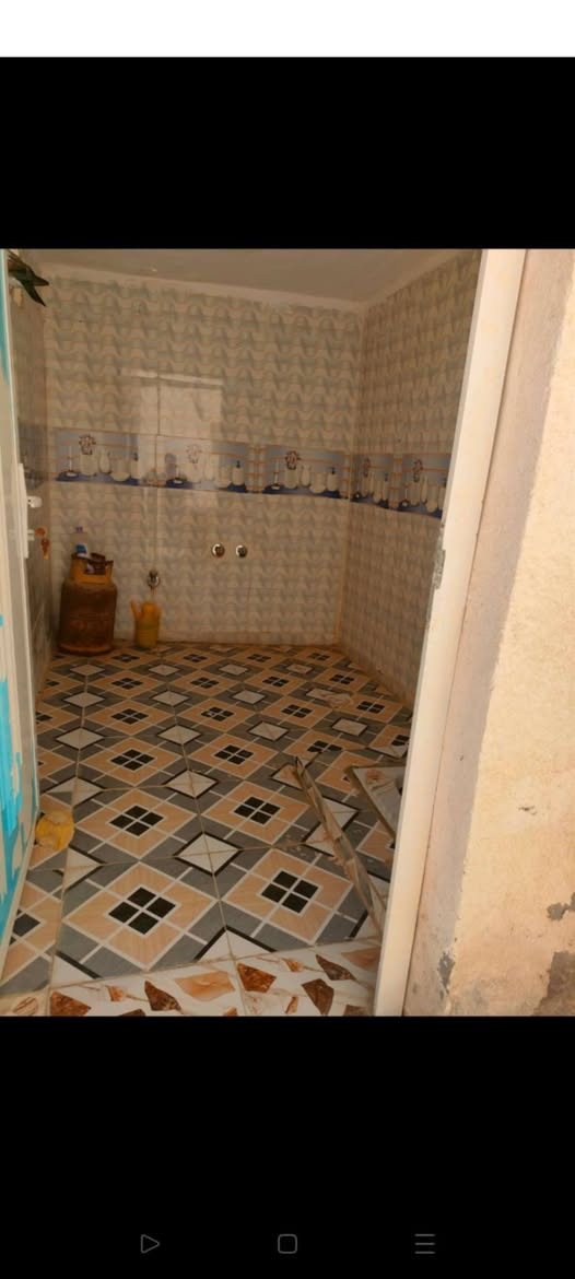 بيت بحي العزل مساحتة 133قريب عشارع يمة خدمات ومحلات ومدرسة تفاصيل غرفة وهول ومطبخ وصحيات خارج وداخل وطارمة وحديقة كبار طابو زراعي سعر خفظنه السعر ٢٦ اوبيها مجال مجال اي استفسار ***********
