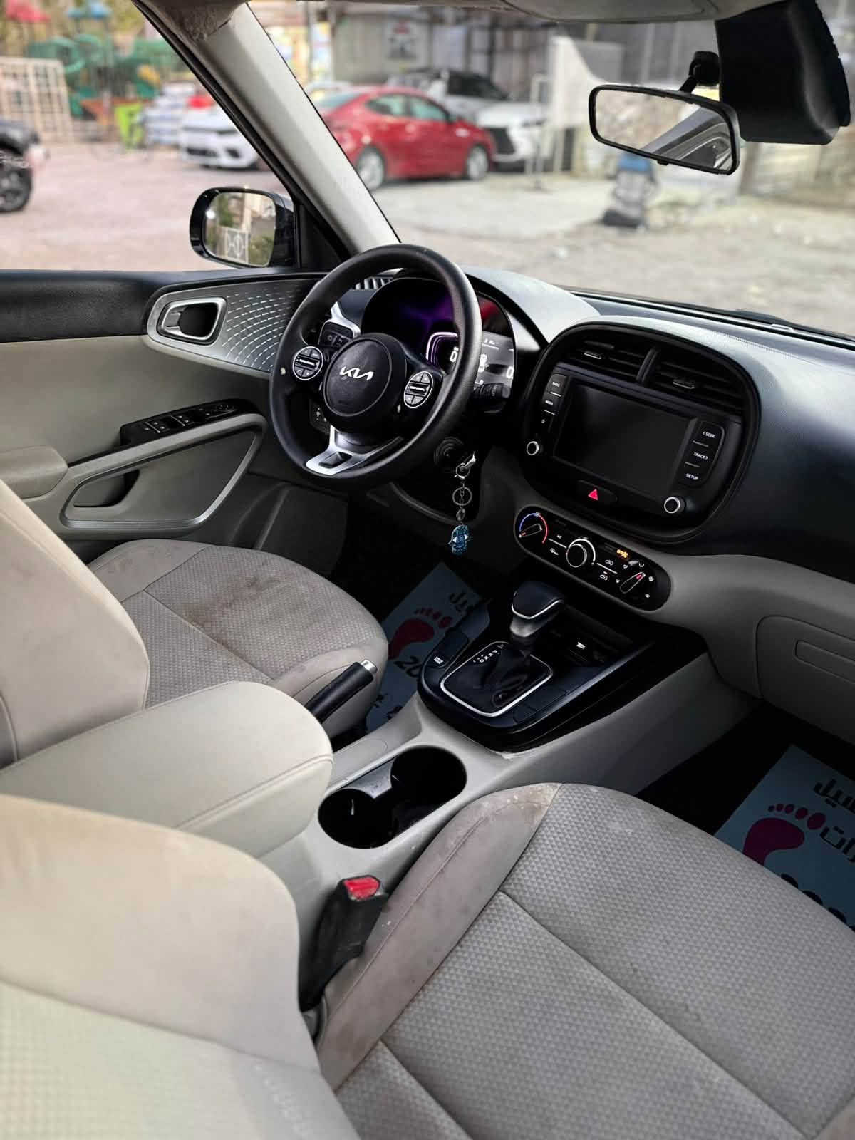 السلام عليكم 
🚗 للبيع كيا سول 2025 | LX

🔥 وارد أمريكي

🔹 الموديل: 2025
🔹 الفئة: LX
🔹 المحرك: 2.0 
🔹 الممشى: 200,000 كيلو 
🔹 كير مكينه صدر تبريد مكفولات كفاله عامه 
🔹 الحالة: جيدة جداً
🔹 ناقل حركة أوتوماتيك
🔹 السيارة جاهزة للفحص 
🔹السياره مناقصه برغي واحد 
🔹بيه صبغ 3 قطع بنيد وجاملغ وباب شويه بل كصه مال قماره 
🔹يرباك بيه ستيرن وتكمه 
🔹السياره ترقم بغداد باسمي لمنفيس 
💰 السعر: 140 ورقة وبيه مجال 

📍 مكان السياره بغداد العامرية 

📞 للتواصل: ***********
