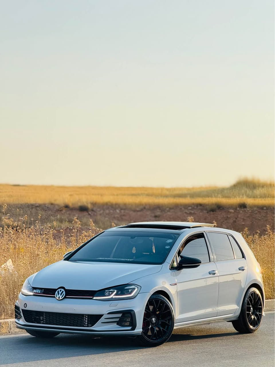 Golf gti 2021 
فول فول مواسەفات 
رەنگی سمۆک 
پانۆراما-بەسمە-کوشن هیتەر-درایڤ مۆد-کوشن جلد و  هیتەر-ڕادار -افلەنجە سپۆرت -زۆر مواسەفاتی ترر
سەیارەکە ستۆکە -مەکینەی نەکراوەتەوە بە شەرت- بەردی گزۆزۆ بەشەرت-هیچ خەلەلی کارەبای نیە ڕادار هەموو بەشەرت -ڕادێتەی بیلادیە حەماوە بە شەرت 
بۆنیت و چاملخی سبوخە-بێ ناوگرتن 
ئێڕباگ بەس شان سیستەمە 
500$غرامە لەسەرە دوای معمەلە دەتدەمەوە 
١٤٣ مجالەکی زۆر کەم 
*********** كويسينجاك, أربيل
