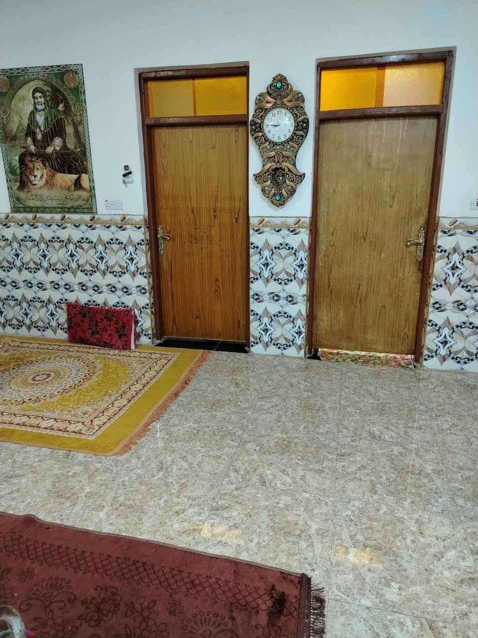 سلام عليكم 
بيت للبيع طابقين حي الجامعه 
الطابق الارضي كامل ونظيف مثل ما موضح بالصور
غرفتين نوم ومطبخ واستقبال وصالة 

الطابق الثاني ٣ غرف 
وصالة وحمام  
 نقص  بياض وسيراميك 

الاتصال على الرقم 
***********
