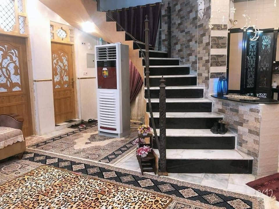 ## 🏛️ مكتب أملاك أبي غرق للعقارات 
🏛️

### ✨ عـــرض جـــديـــد: دار 
للبيع (بناء حديث) بسعر ممتاز ✨

يعلن **مكتب أملاك أبي غرق** عن توفر دار للبيع (طابق واحد) ببناء حديث وموقع متميز وقريب من الخدمات.
### 📐 تفاصيل العقار العامة:
 * **المساحة:** 150 متر مربع.
 * **عدد الطوابق:** طابق واحد (بناء حديث).
 * **سند العقار:** طابو مُلك صرف (جاهز للتحويل).
 * **السعر:** 130 مليون دينار (قابل للتفاوض).
### 📍 الموقع:
 * **أبي غرق** - حي الحسين - بالقرب من المدرسة الصينية (قبل الضغط).
### 🚪 التقسيم الداخلي والخارجي:
 * 🔹 غرفة نوم
 * 🔹 غرفة استقبال
 * 🔹 هول داخلي
 * 🔹 مطبخ
 * 🔹 صحيات داخلية وخارجية
 * 🔹 كراج سيارة + حديقة
### 🛠️ خدماتنا الإضافية (مقاولات عامة):
> 🏗️ **يتوفر لدينا كادر مختص ومحترف في أعمال البناء، الترميم، والمقاولات العامة.**
> 📞 للاستفسار عن أعمال البناء والترميم، يرجى الاتصال على الرقم: ***************
> 
### 📢 لأصحاب الأملاك والراغبين بالتسويق:
> 💡 **مستعدون لنشر وتسويق كافة العقارات (بيوت، أراضي صرف، وأراضي زراعية). إذا كان لديك عقار ترغب في بيعه، يسعدنا استقبالك في موقعنا.**
> 
### 📞 للاستفسار والتواصل (البيع والشراء):
يمكنكم زيارة موقعنا:
📌 **مكتب أملاك أبي غرق** / الكائن في بداية شارع الإمام.
أو الاتصال بنا مباشرة عبر الأرقام التالية:
📱 ***************
📱 ***************
أهلاً وسهلاً بالجميع 🤝
