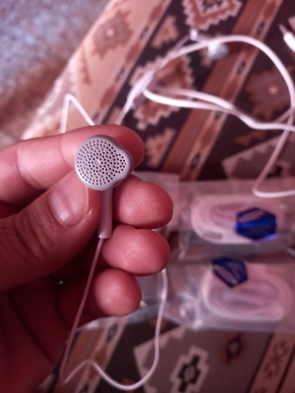السلام عليكم شباب سماعات اصليه اصليه فيتنامي صوط عالي كلش كلش أسترو والله اصليه سعر الوحده ويه التوصيل 12 ألف ويه التوصيل واتساب ***********
