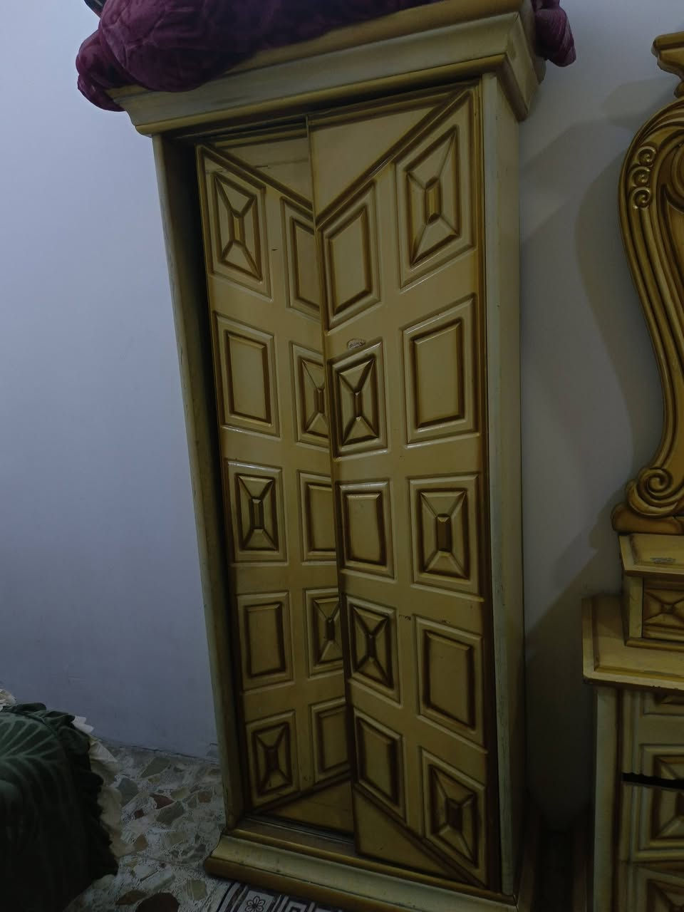 غرفه نوم للبيع اخشاب عراقي اصلي باب كنتور  سلايت الغرفه بيها اضرار بس باب عوزه سجه  السعر 750,000الف  العنوان بغداد مدينة الصدر قطاع 33
***********
