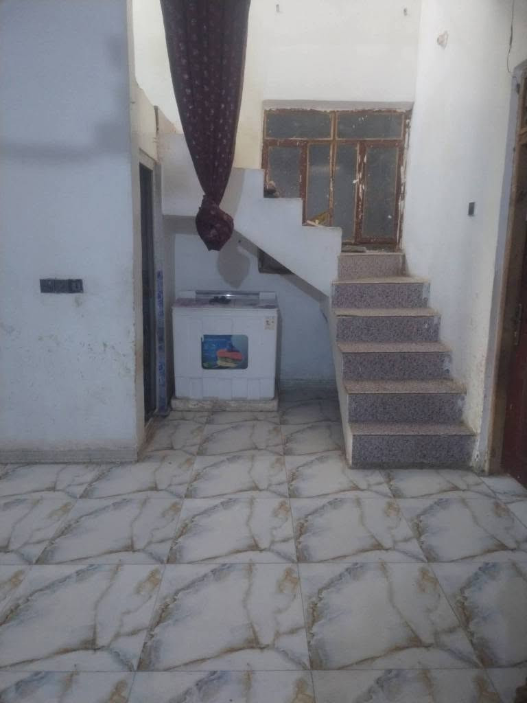 بيت على طريق السنية ديوانية 
يبعد عن طريق الزوار 75 متر
المساحة 160 متر تبليط بالباب كما موضح في الصوره خدمات كاملة يحتوي البيت على غرفتين وصالة واستقبال ومطبخ وصحيات وطارمه البيت كله سيراميك وسقوف ثانويه يتحول البيت ثاني يوم بأسمك يحتوي على برج انترنت يعني الانترنت مجاني إضافة إلى مبلغ بسيط كل شهر السعر ٣٥  مليون ما متواجد عالفيس اتصل *********** ديوانية, القادسية
