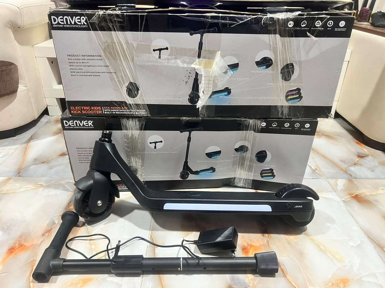 للبيع سكوتر كهربائي للأطفال  Denver SCK-5400 الأسود الأصلي بكرتونته بالة امزون  ومناسب حتى وزن 50 كجم، يتميز بمحرك مساعد قوة 80 واط وسرعة آمنة جداً 6 كم/ساعة ومزود بإضاءة LED ملونة في العجلات والجوانب مع فرامل قدم خلفية لضمان الأمان. بسعر مناسب تواصل عالخاص او واتساب ***********
