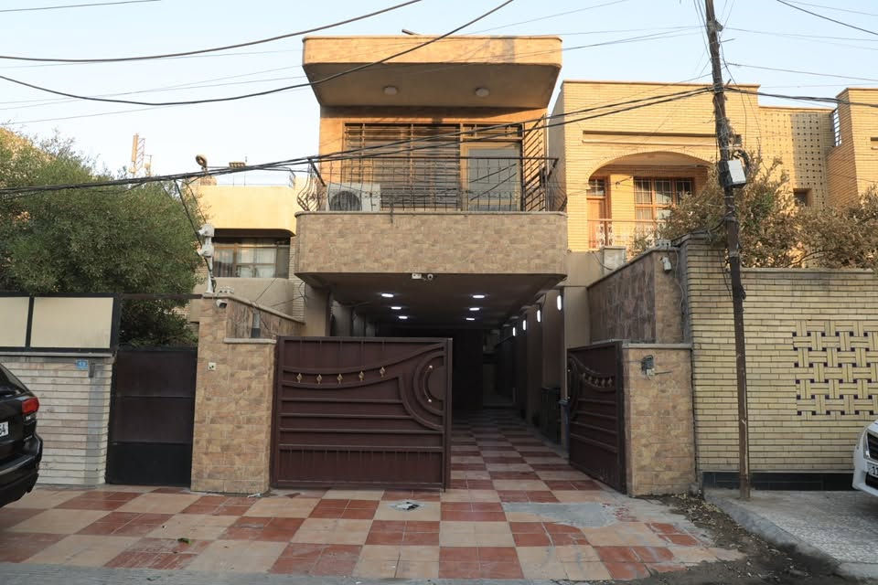 السلام عليكم
دار 🏠 للإيجار في منطقة الكرادة قرب ساحة الواثق يحتوي الدار على ثلاث غرف وصالة وصالة ضيوف معزولة مع خدماتها مع 4 حمامات ويحتوي على درج خارجي للضيوف ويحتوي على سبالت في كل غرفة وكراج يتسع سيارتين الدار جاهز من كلشي يصلح ان يكون سكني او شركة او مكاتب 

السعر 3،500$

للتواصل على الرقم

***********
