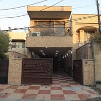 الكرادة ساحة الواثق • ٣ غرف • كراج سيارتين