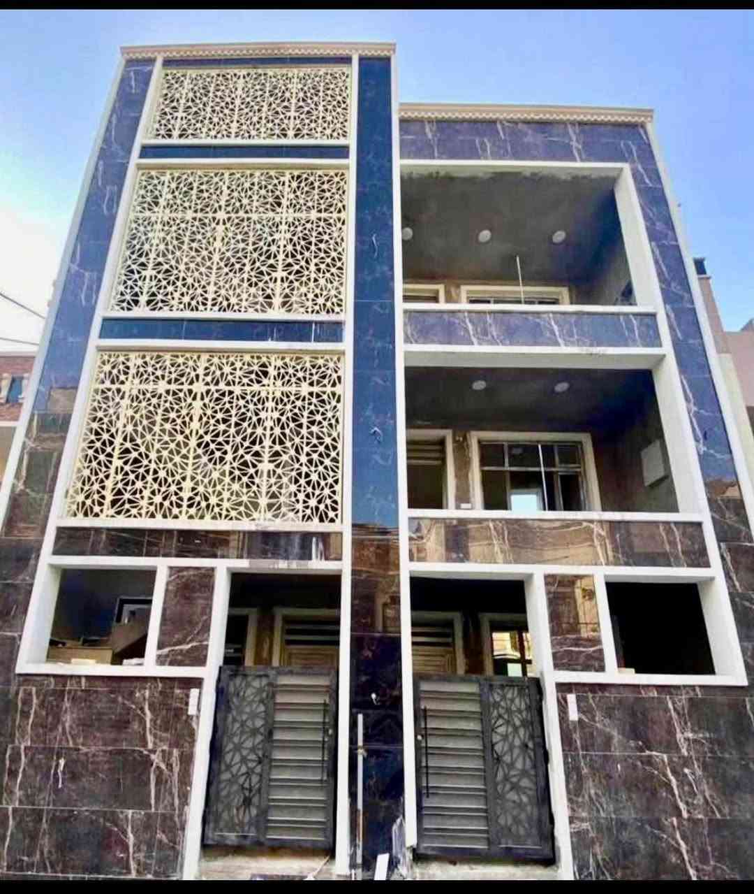 🏢 للبيع – بناية استثمارية مميزة في بغداد / الدورة – شارع ليمونة (المربع الأول)

✅ تفاصيل العقار:
• طابو زراعي ملك صرف – سند 25
• المساحة الرسمية: 150 م²
• واقع الحال: 167 م²
• بناية حديثة الإنشاء
• تتكون من 6 شقق سكنية
• مؤجرة بالكامل (الأرضي للعوائل، وباقي الشقق للطلاب)

مواصفات كل شقة:
✔️ غرفة نوم
✔️ صالة
✔️ مطبخ
✔️ خدمات صحية
✔️ حولي
✔️ منور

💰 السعر: 650 مليون دينار عراقي
💵 الوارد الشهري: 3250  دينار عراقي

📞 للاستفسار والحجز:
***********
*********** بغداد, العراق
