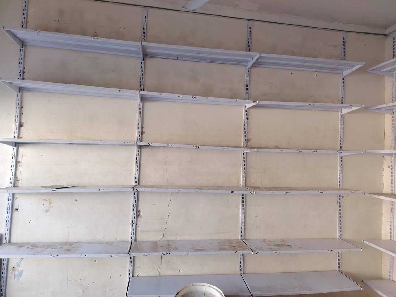 ميز صغير وعارضة عمودية و رفوف جدارية وسطول مواد غذائية كلهن مستخدمات استخدام قليل للبيع الشراي يتصل هذا رقمي ***********

