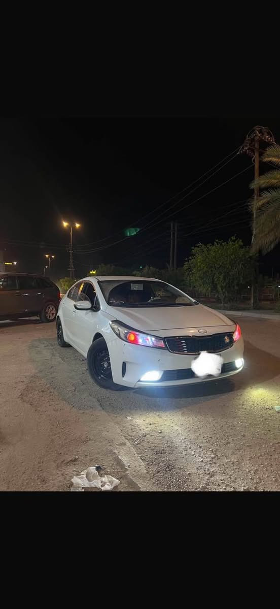السلام عليكم 
سيراتو موديل 2017 خليجي بيهه ربع بنيد بدون ضربه 
ماشيه 129 السياره جاهزه للخير برغي ما بيهه نقص 
تبريد ثلج الاستفسار ***********

نص مكتوب في الصور:
- 96.