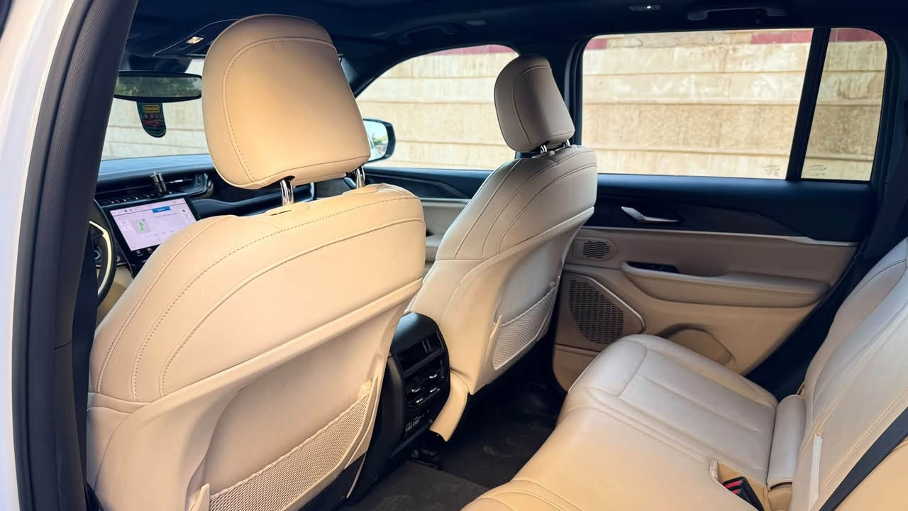 للبيع..للبيع..للبيع فقط..

** Jeep Grand Cherokee/Limited Hybrid 4xe**

- موديل 2024

- ثلاث شاشات

- ممشى: 35000 ميل

- محرك 2.0 تيربو هايبرد ٣ أنظمة بلگ إن

-خرائط ولغة عربي

- دفع رباعي (4x4)

- گير أوتوماتيك 8 سرعات

- لون أبيض / داخل جلد لون بيجي مميز

-  3 شاشة كبيرة مع Apple CarPlay وAndroid Auto

- كاميرا خلفية

- ⁠صندوق كهرباء

- المقاعد 5 راكب

- تشغيل بصمة وعن بُعد ودخول ذكي 4 ابواب

- السيارة جديدة جدًا وجاهزة للاستخدام

🔹 ضرر السيارة// الچامرلغ الأيمن فقط بدون إيرباك 

💰 السعر: 335 ورقة 

📍الموقع: ديالى-بعقوبة 

♦️ للاستفسار يرجى التواصل على الواتس اب أو الاتصال.

***********
***********
