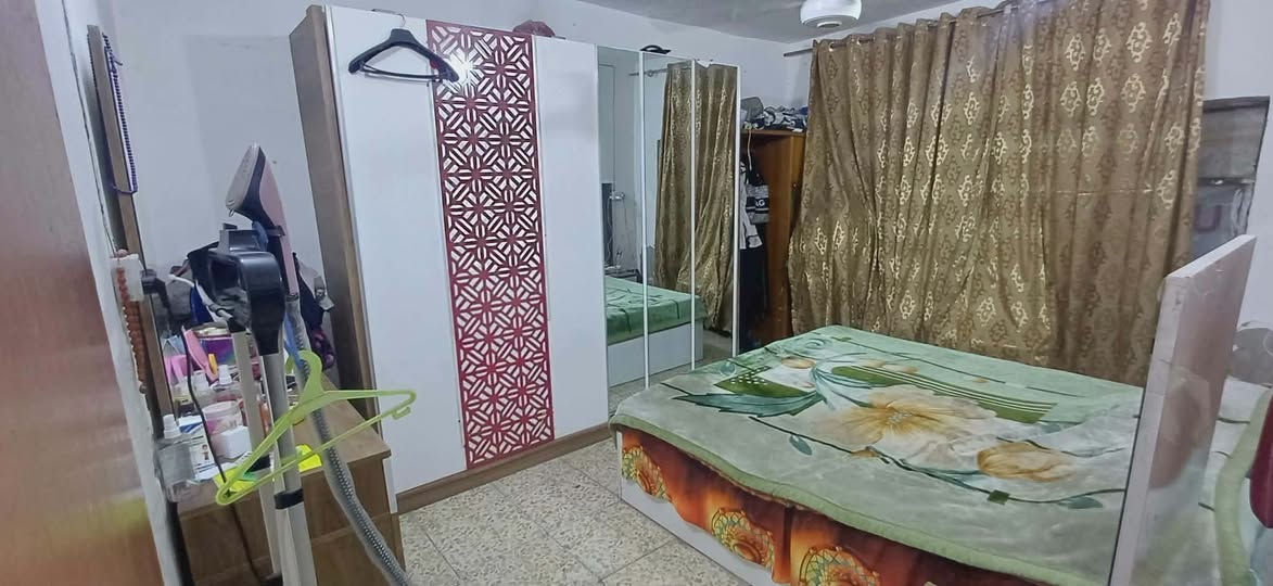 يالله    اعلان : عقار للبيع ( طابو ملك صرف   في الزعفرانيه 

🔸 موقع العقار :  نهايه شارع المعهد قرب حسينيه الصادق الامين
 

🔸 مساحة العقار : (140) متر واجهيه (9)   نزال( 16)

🔸 جنس العقار : ,طابو ملك صرف طابق ونص 

🏗 يحتوي على   طارمه ستقبال صاله مطبخ غرفنين نوم

صحيات منور 

🏕 طابق ثاني غرفتين نوم بعدهن ما كاملات 

بناء قديم  نضيف 

للاستفسار يرجى الاتصال بلرقم او اتصال او واتساب 

***********

او مراجه مكتب الاماكن للعقارات

نص مكتوب في الصور:
- 19:55 2026/6/1 POCO M7