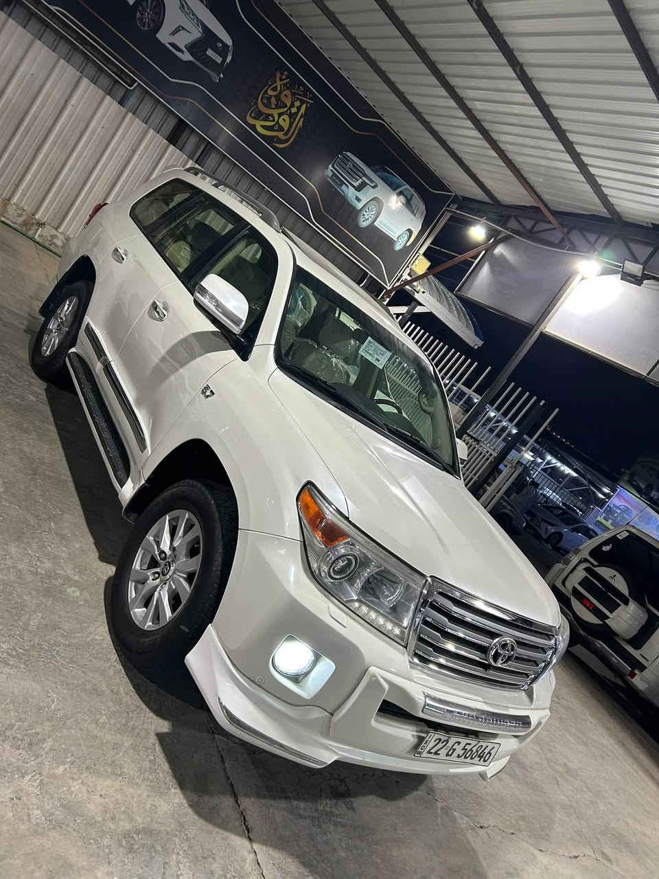 لاندكروزر VX-R • ٢٠١٤ • جلد ابيض