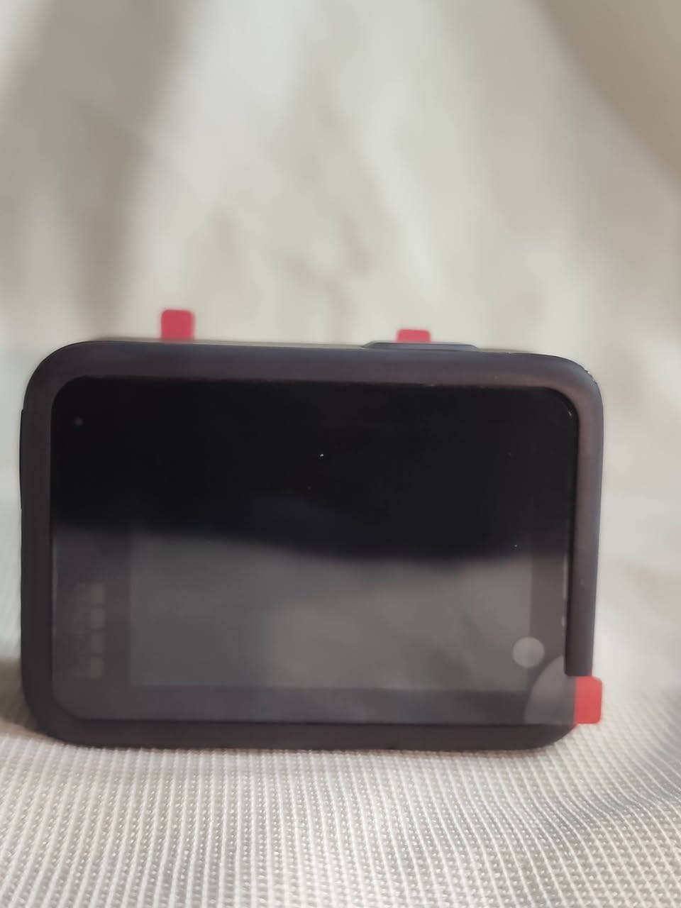 جديدة ممشتغلة بعدها باللزكات واذا بيها شخط تاخذها بلاش
السعر (350 الف)💲💲
للتواصل ***********

🎥 GoPro HERO10 Black
دقة الفيديو: تصل إلى 5.3K
معدل الإطارات: حتى 60fps بدقة 5.3K
4K: حتى 120fps
2.7K: حتى 240fps
الصور: 23MP
التثبيت: HyperSmooth 4.0
الشاشات: شاشة أمامية ملونة + شاشة خلفية لمس
المعالج: GP2
التصوير الليلي: Night Lapse وميزات تصوير منخفض الإضاءة
مقاومة الماء: حتى 10 أمتار بدون غلاف إضافي
التحكم الصوتي: نعم
Wi-Fi وBluetooth: نعم
نقل الملفات: عبر USB-C وتطبيق GoPro Quik
البطارية: Enduro متوافقة، وتوفر أداء أفضل في البرودة مقارنة بالبطارية القياسية
العدسة: قابلة للتبديل، ومتوافقة مع بعض ملحقات GoPro MAX Lens Mod
الأبعاد: تقريبًا 71.8 × 50.8 × 33.6 ملم
الوزن: حوالي 153 غرام
أبرز ميزة: تصوير 5.3K/60fps مع تثبيت HyperSmooth 4.0، وهذا يخليها ممتازة لتصوير قيادة الدراجة والمحتوى الاحترافي.
