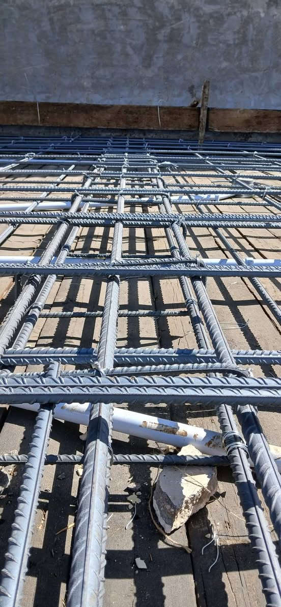 عروض مكتب العبيدي للبناء للمقاولات العامه
بناء 👷‍♂️ 🚧 🏘- هدم الدور والمباني 
سعر المتر تسليم مفتاح 🔑 ب(400)ألف للمتر 
سعر هيكل 🏗️ درجة اولى  (200)الف للمتر
سعر المتر بناء بلوك ب 350 الف 
                                    (العمل نقد و ب التقسيط و بأنسبا لاسعار وأجود الموادالمستعمله في البناء)
هيكل طابوق اصفر ذرعة سقف 
-------------------------------
المواصفات و طرق العمل 
1- تهيئة الارض ورفع الانقاض + فرش جلمود و سبيس نوع النباعي مع الحدل الممتاز
واذا كان بيت قديم يتم ✔️ تفليش الدار و  رفع الأنقاض وتنظيف الارض ووتجهيزها للبناء 
2-استخدام المبيدات ضد حشرة (الارضة) + فرش طبقة من النايلون الزراعي السميك.
3-عمل المجاري من نوع الامل الشريف المصري 
4-اساس نوع رفت بارتفاع 40 سم مسلح بواقع شبكتين بحديد ff العراقي او سابك السعودي او ماس او van او med مع عمل جسور بقطر 16 ملم تحت جميع الجدران 
5- كونكريت مركزي c35 من شركات معتمدة محلياً و خاضع للفحص اوصب موقعي 
6- عمل بادلو (بتلو) بارتفاع  10 سم او 15و البناء بالطابوق الاصفر من معامل النهروان الخاضع للفحص و قليل الاملاح 
7- ارتفاع البناء لكل طابق 350 سم . 
8- عمل سقف كونكريت بسمك 20 سم مسلح شبكتين بحديد قطر 12 ملم مع عمل جسور ( رباطات) على جميع الجدران و بارتفاع (30) سم .. يصير مجموع الارتفاع 340 - 350 سم
9-بناء بيتونة بارتفاع 3 متر مع اضافة مردات ماء 
10- تنظيف الموقع و رفع الأنقاض 

***********

***********
