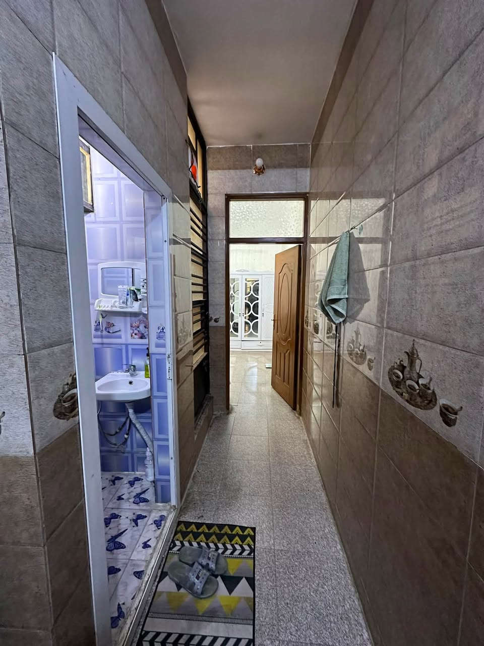 السلام عليكم
للبيع منزل بمساحة ٥٠ متر مربع 
سنة البناء ٢٠٢٠
*الواجهة ٣
*النزال ١٧
*الموقع الشعب حي التجار العقاري خلف مدرسة المروج الخضراء الاهلية + قريب من الشارع العام 

المواصفات :
*الطابق الارضي: استقبال ، حولي ، حمام/خدمات ، غرفة نوم.
*الطابق الاول: غرفتين نوم مع حمام/خدمات.
*السطح: سطح امامي وسطح خلفي بينهما ممر .
للاستفسار الاتصال على الرقم / واتساب : 
***********
