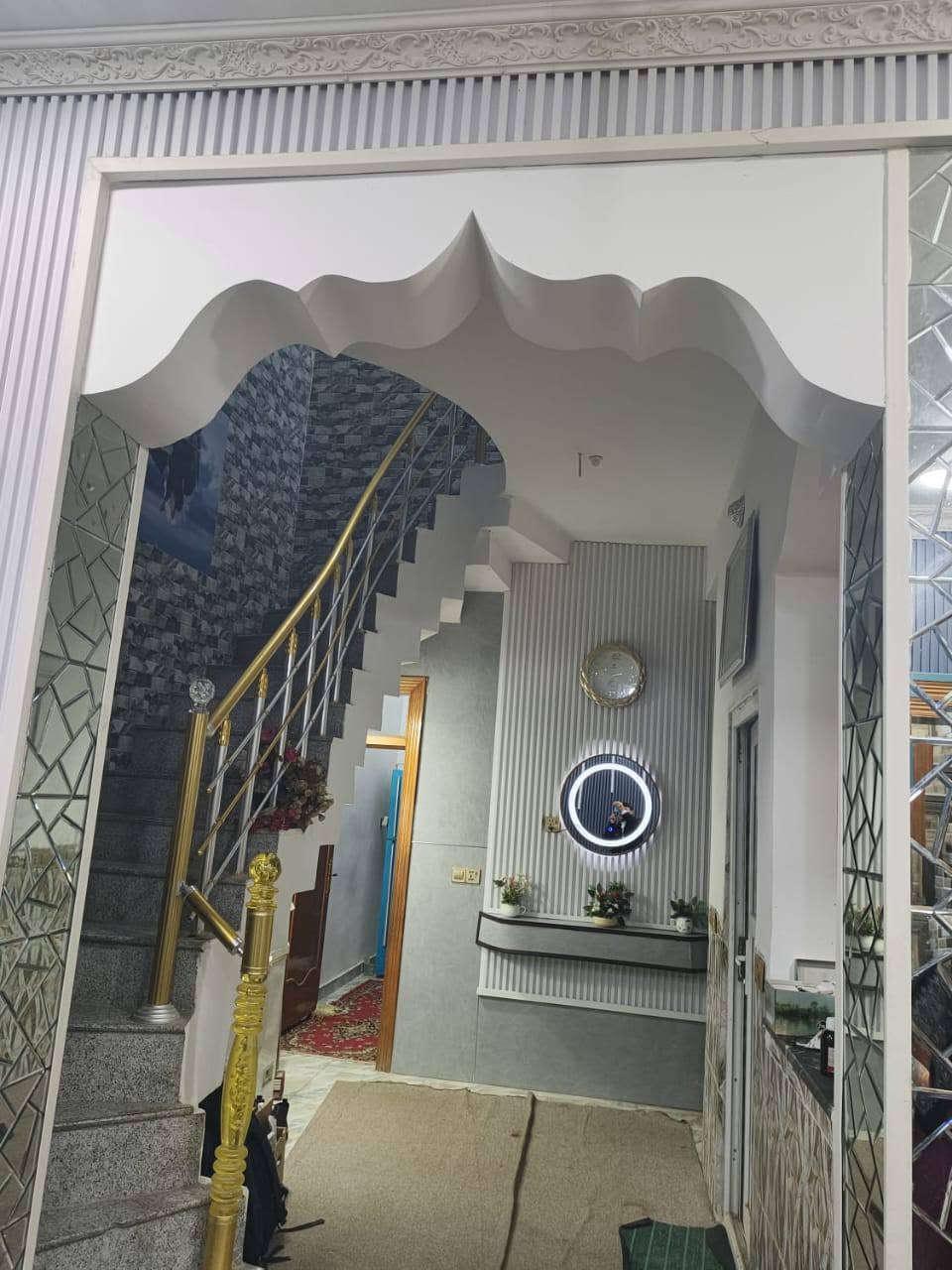 بيت للبيع مساحه.  ١٠٠م طابو صرف بناء جديد طابقين طابوك صب مسلح يحتوي على استقبال وصاله و٤ غرف نوم ومطبخ وصحيات عنوان كربلاء حي القدس جهة السلام موقع البيت على حديقة  سعره ١٦٠ مليون بي مجال اي استفسار اتصل *********** نستقبل جميع العروض في انحاء كربلاء
