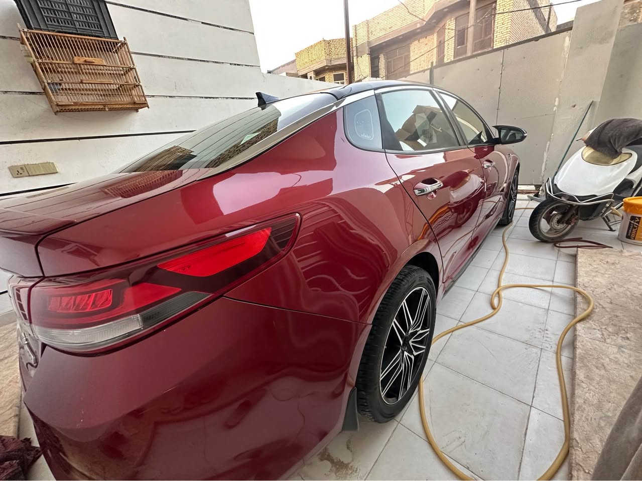الموديل: 2016 (فئة SX Turbo الأصلية).
 المحرك: 2.0L Turbo (دبل كازكت ومكفول محرك وكير بشرط الفحص والشرط).
 البدن واللون: ماروني ملكي، بنيد مغلف أسود رياضي.

سنوية ورقم بغداد جاهزة للتحويل المباشر.
أبرز المواصفات:

 قيادة ذاتية ومساعد قيادة (Smart Cruise / Lane Keep Assist).

 صندوق خلفي ذكي (فتح الصندوق تلقائياً عند الاقتراب منه مع البصمة).

 إضاءة أمامية زنون ديناميكية تتكيف وتتحرك مع حركة المقود (Dynamic Bending Light) + LED نهارية.

 فتحة سقف بانوراما + بصمة تشغيل وأبواب.

 شاشة كبيرة  كار بلي واندرويد اوتو+ نظام صوتي فاخر Harman Kardon + كاميرا خلفية.

 داخلية جلد مغلف عنابي مع تدفئة وتبريد للمقاعد + ذاكرة خزن.

 رادار النقطة العمياء (Blind Spot) + حساسات تنبيه.

 وضعيات قيادة متعددة (Sport / Eco / Normal) + شفتات تبديل خلف المقود (Paddle Shifters).

 ويل كب رياضي 18 إنش.

ضررها بنيد مبدل ايرباك دركه فقط ومباوك الجاملغات فقط رش توحيد لون  
 شاصي لغد مكفول
سيارة جاهزه 

(110) مجالها قليل 

مكان المعاينة والتواصل: *********** 
 المحافظة: الكوت دهل اوران, واسط
