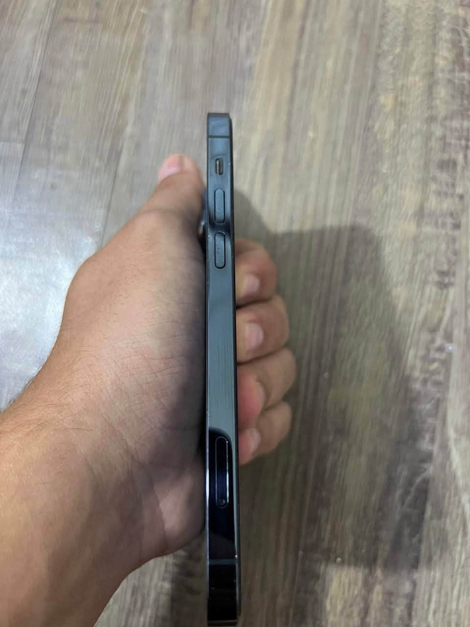 السلام عليكم
ايفون 12 برو نضيف كلش
ماستر عربي شرق اوسط AAA
ذاكره 128
بطاريه 🔋81
الجهاز وتر ما مفتوح السعر ٣٦٠
بغداد الاعظميه  ***********

نص مكتوب في الصور:
- حالة البطارية والشحن كما هو الحال مع البطاريات القابلة لإعادة الشحن، بطارية الهاتف قابلة للاستهلاك وتصبح أقل فاعلية مع الوقت. معرفة المزيد... الحد الأقصى للقدرة ٨١٪ هذا قياس لقدرة البطارية مقارنة بقدرتها عندما كانت جديدة. قد تتسبب القدرة المنخفضة بتقليل ساعات الاستخدام بين عملية الشحن والأخرى. أقصى قدرة للأداء ستساعد الأنظمة المضمنة في النظام والمكونات في تخفيف آثار الأداء التي قد تلاحظها أثناء التقدم الكيميائي في عمر بطارية iPhone. شحن البطارية المحسن للحد من استنزاف عمر البطارية، يتعلم الـ iPhone من عادات الشحن اليومية، بحيث ينتظر ولا يتجاوز ٨٠٪ حتى يحين موعد حاجتك إلى استخدامه.