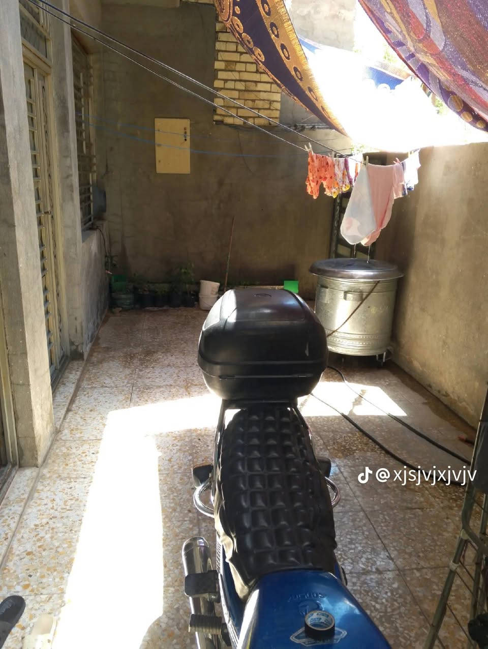 سلام عليكم دار للبيع واجههه 7.40 و نزال 16 مساحه 118 متر البيت مثل ما موضح بل الصور الطابق الاول كامل الطابق الثاني هيكل اما بل نسبه طابق الاول استقبال مطبخ وغرفه نوم وحولي وصحيات والطابق الثاني 3 غرف نوم وصحيات مكاني بغداد الدوره المهديه الثالثه رقمي واتساب ***********

نص مكتوب في الصور:
- j@xjsjvjxjvjv
- @xjsjvjxjvjv
- @xjsjvjxjv...
- @xjsjvjxjv