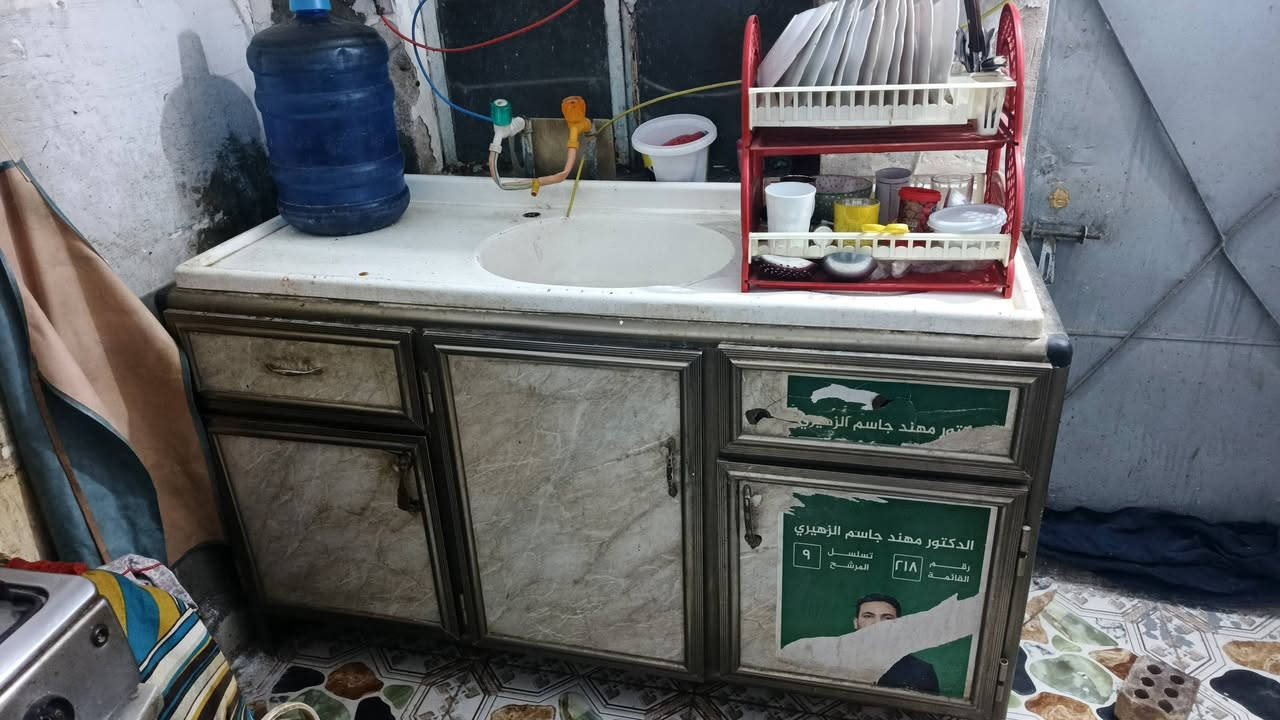 سلام عليكم عندي سنك مرمر جديد البيع سعره 150 وبي مجال قليل وعدي طباخ خمس عيون هم نضيف شخال وسعره 200 وبي مجال العنوان شارع بلقيس نهاته رقم هاتف ***********
