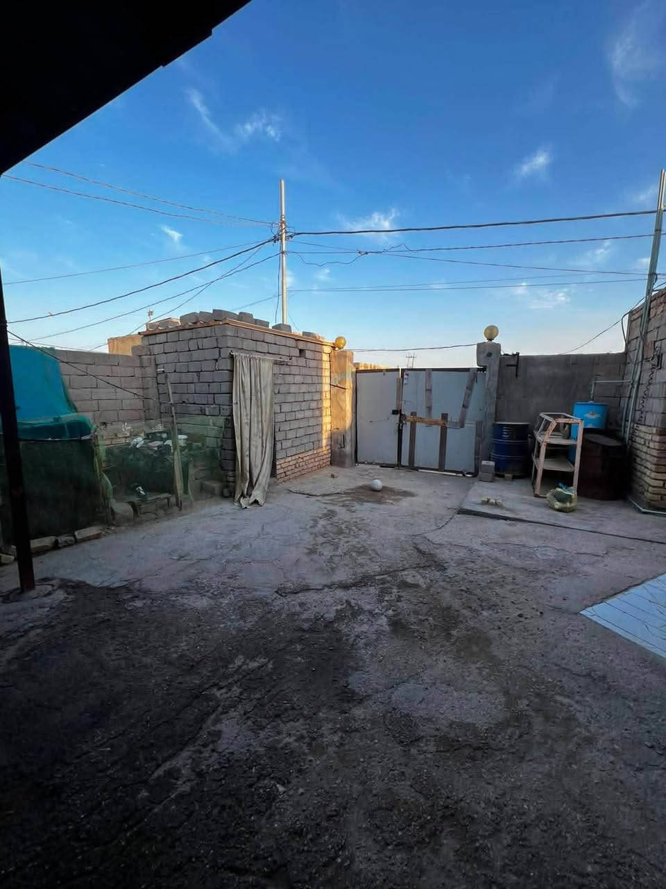 بيت للبيع طابو زراعي سند ٢٥ حي المهندسين يبعد عن المنتزه ٣٠٠ متر مساحة البيت ٢٥٤ متوفر بيه كافة الخدمات ماي وكهرباء ومولد ومجاري وانترنيت وتبليط قيد التنفيذ للأستفسار التواصل خاص
***********
