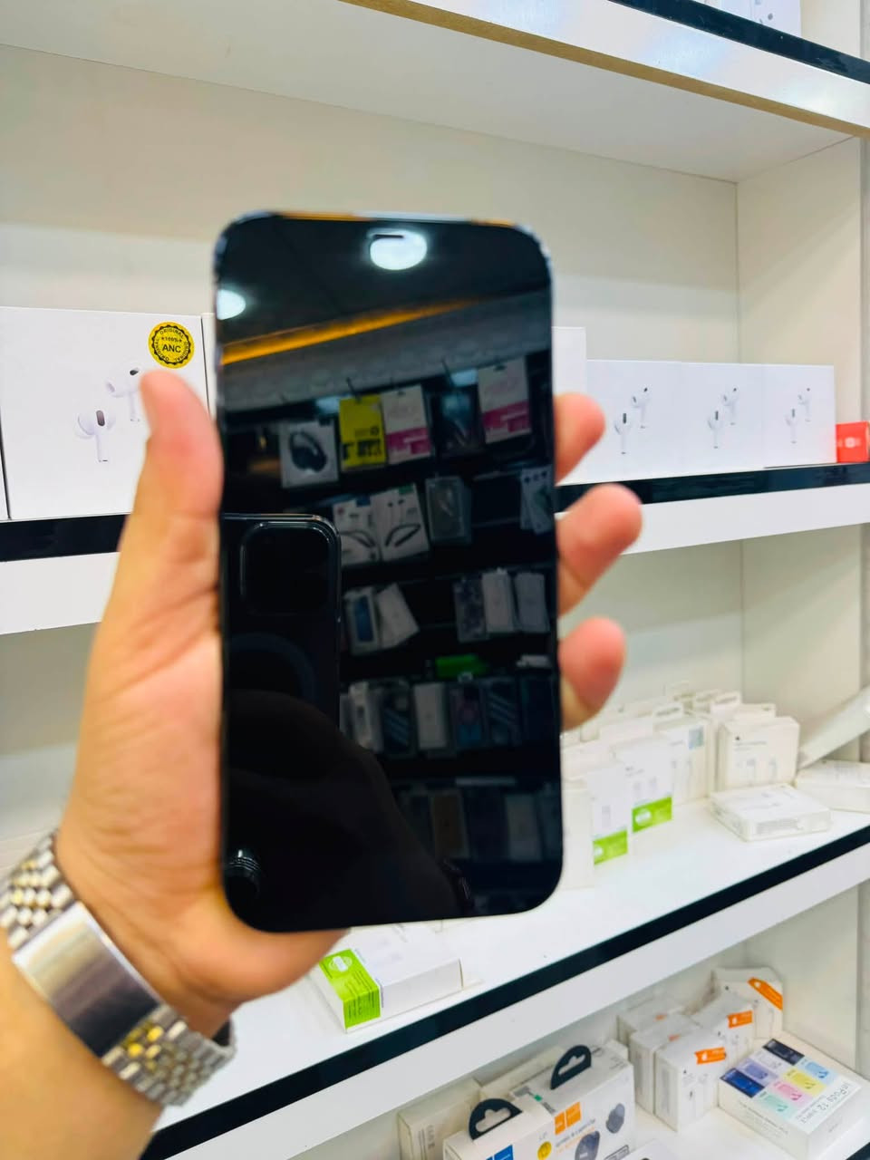 السلام عليكم 🫡
للبيع iPhone 12 pro max 
ذاكرا 256 
بطاريه 100% مبدله اصليه 
نموذج M شرق اوسط 
نضافه 95% لون ازرك 
الجهاز مبدل فقط شاشه فيس ايدي متوقف كله شغال صوت اتصال انترنيت كامرات كله شغال مابيه خلل السعر قفل ٢٧٥ الف مكاني بغداد مدينه الصدر رقمي ***********
