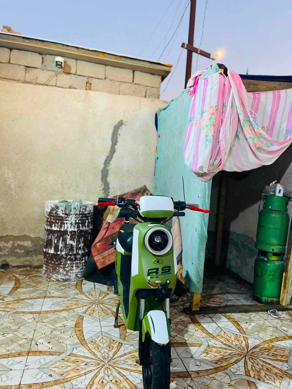 سلام عليكم دراجه R9 بعدهي جديده بيها صوت فقط ب فج مال بريك وره كامله مانقصها اي شي عنوان البصره حيانيه (***********) رقمي سعرها خاص
