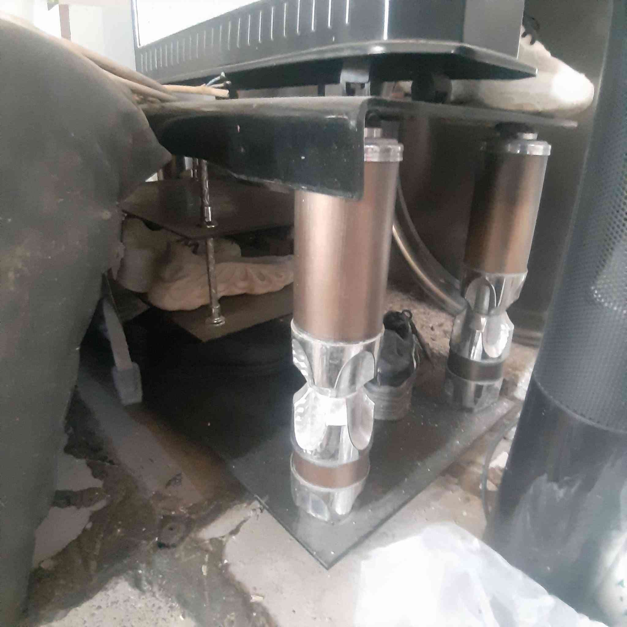 ميز بلازمة ابو الرفوف نضيف ومامستخدمة سعرة ٣٥ اليريدة يتصل ***********
