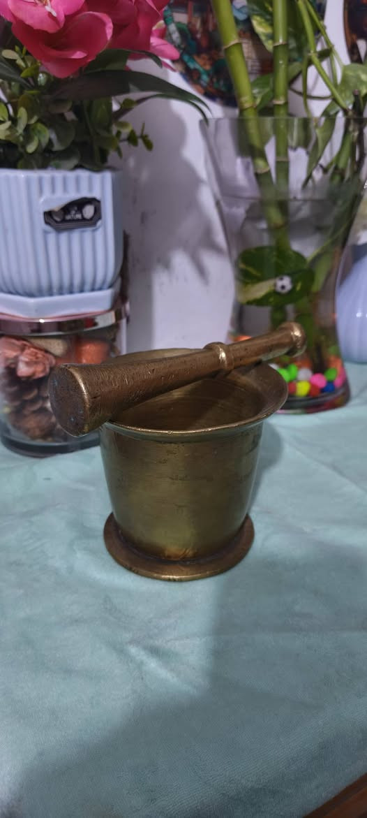 السلام عليكم ورحمه الله وبركاته للبيع هاون قديم جدا قديم من النحاس الخالص وقديم على عهد القديم العنوان بغداد السعر 75 الفرقم الموبايل***********
