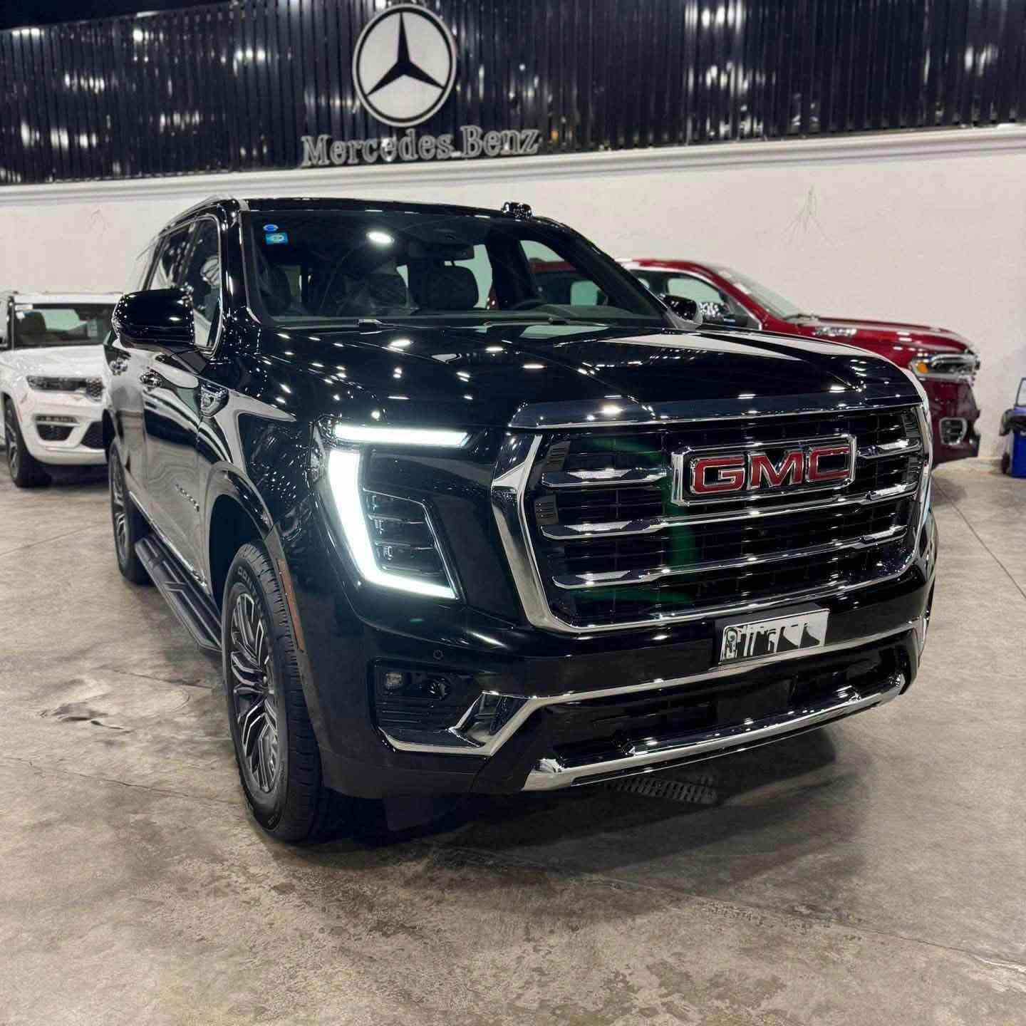 ‎
السلام عليكم ورحمة الله وبركاته

سيارة روعة ولا أروع

ملخص السيارة

‎المواصفة التفاصيل

‎الموديل GMC Yukon Elevation 4WD 2025

‎نظام الدفع دفع رباعي (4WD)

‎المحرك V8 سعة 5.3 لتر EcoTec3

‎القوة 355 حصاناً

‎عزم الدوران 383 رطل-قدم

‎ناقل الحركة أوتوماتيكي من 10 سرعات

‎السعة 8 ركاب (قياسي) / 7 ركاب (مع خيار المقاعد الوسطى المنفصلة)

‎الوقود بنزين عادي (Regular)

‎استهلاك الوقود 15 ميل/غالون (مدينة) / 20 ميل/غالون (طريق سريع)

‎الحد الأقصى للقطر 8,200 رطل

‎الوزن الفارغ 5,490 رطل

---

‎2. المواصفات الخارجية

‎المواصفة التفاصيل

‎الطول الإجمالي 210.1 إنش

‎العرض 81 إنش (بدون مرايا)

‎الارتفاع 76.5 إنش

‎قاعدة العجلات 121 إنش

‎العجلات 20 إنش من الألمنيوم

‎المصابيح الأمامية LED مع إضاءة متحركة (Animated)

‎المصابيح النهارية LED

‎الباب الخلفي كهربائي قابل للبرمجة

‎النوافذ معزولة للصوت وملونة

‎قضبان السقف جانبية

---

‎3. المواصفات الداخلية والتكنولوجيا

‎· شاشة المعلومات والترفيه: 16.8 إنش مع نظام Google المدمج

‎· شاشة العدادات الرقمية: 11 إنش

‎· نظام الصوت: Bose بـ 10 مكبرات

‎· المقاعد الأمامية: قابلة للتدفئة والتعديل كهربائياً

‎· مقاعد الصف الثاني: قابلة للتدفئة

‎· المقود: قابل للتدفئة

‎· مكيف الهواء: ثلاثي المناطق

‎· شاحن لاسلكي للهواتف

‎· منافذ USB: في جميع الصفوف الثلاثة

‎· نقطة اتصال Wi-Fi: 5G

· Apple CarPlay و Android Auto: لاسلكيان

---

‎4. أنظمة الأمان والمساعدة

‎· كاميرا محيطية عالية الدقة

‎· فرامل طوارئ تلقائية مع كشف المشاة وراكبي الدراجات

‎· تحذير مغادرة المسار و المساعدة في الحفاظ على المسار

‎· تنبيه النقطة العمياء مع توجيه التدخل

‎· تنبيه المرور الخلفي مع فرملة تلقائية

‎· حساسات ركن أمامية وخلفية

‎· نظام الركن التلقائي

‎· مثبت سرعة تكيفي (Adaptive Cruise Control)

‎· مصابيح أمامية عالية أوتوماتيكية

‎· محدد انزلاق خلفي (Limited-slip rear differential

والسيارة داخلة كتاب شهداء 

للتواصل والاستفسار ***********
