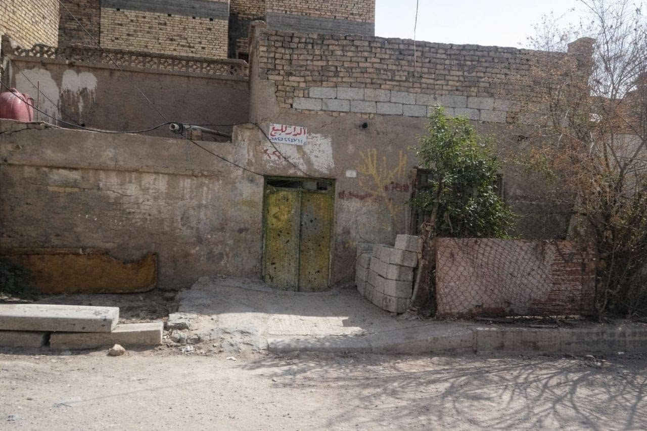 السلام عليكم

بيت قديم للبيع ، بموقع ممتاز وبنصف الخصمية، وقريب من مدارس عدة، منها مدرسة إعدادية بنات ومدارس الأولاد اعدادية و متوسطة 

الموقع قريب من:
• مدارس عدة
• مركز شرطة
• مستوصف ومنتزّه
• منطقة هادئة جداً

كما أن المنطقة مزودة بخدمة الكيبل الضوئي.

البيت مساحته 120 متر، ويحتوي على حديقة خارج البيت وليست ضمن مساحة الـ120 متر.

الموقع متوفر فيه كل شيء تقريباً، وقريب من:
• الكوفيات
• المجمعات
• المولات
• المطاعم

📞 للاستفسار:
***********
