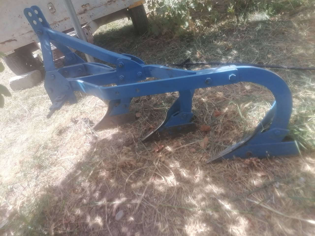 السلام عليكم تركتور بو فروتنێ یە ژ جورێ کابوتا (یابانی) حجم 19.5 بالتەو گێسن و خرماشە و عربانە ل گەلن ت/***********
