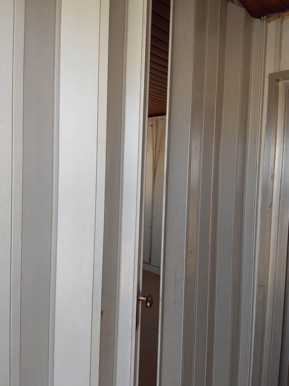 السلام عليكم ... 
كرفان 12x4 بي غرفتين كل غرفة سويت الغرفة 4x4 مع حمامات كاملة نظافه جيده جدآ يحتاج ترتيب من الداخل فقط مكانه محافظة كربلاء منطقة الشريعه 
للاستفسار : ***********
