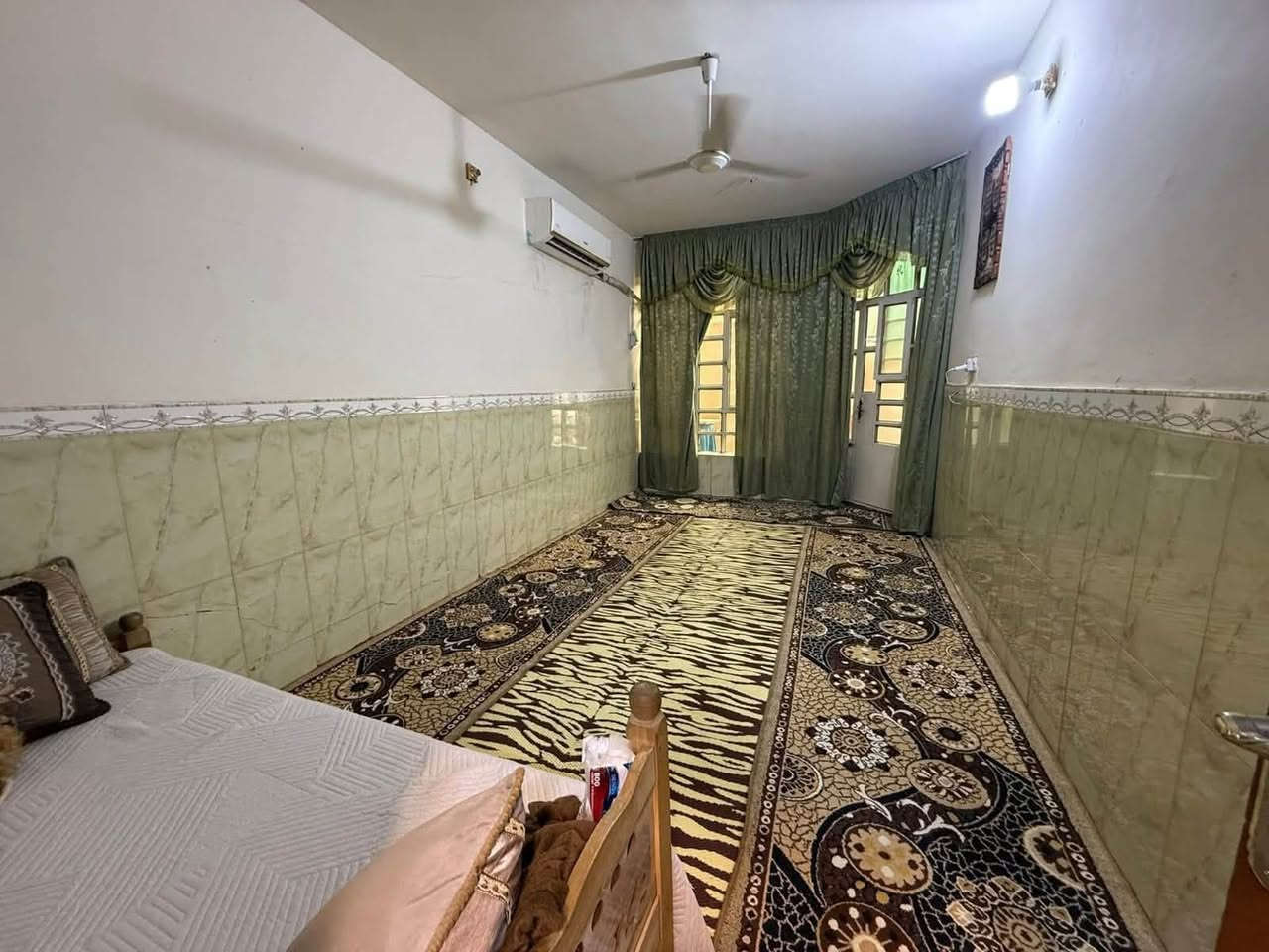 بيت للبيع مساحة ١٠٩م
الواجهة ٥.٧٠ 

مدخلين / أضلاع مستقلة 

الموقع 📍الشعب حي التجار موقع ممتاز (عرض الشارع ١٥ ورصيف ٣ أمتار)

يحتوي على #استقبال #مطبخ معزول #٤غرف #خدمات 

للأستفسار آكثر الأتصال على الأرقآم 

***********
