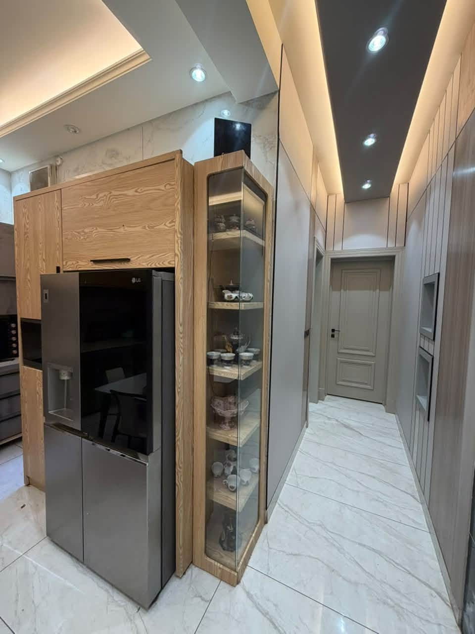 دار للبيع 100 متر (ثلاث طوابق) في حي الوفاء قرب المستوصف
محتويات البيت :
الطابق الارضي : طارمه صغيره وحمامين داخلي وخارجي ومطبخين حار وبارد وصاله واستقبال معزولات 

الطابق الاول : ثلاث غرف نوم غرفتين عاديات مع حمام مشترك والغرفه الثالثه سويت حمام وبالكون .. وممر طويل موزع للغرف 

الطابق الثاني :غرفة نوم سويت كبيره تحتوي حمام وبيتونه وسطح كبير 

مواصفات البناء :
بناء البيت بمواد بناء درجه اولى ارضية البيت بورسلين الواح 80*120 .. سقوف البيت مغربي مع اضائه سبوت لايت وبروفايل .. منظومة الماء نظام البطاريه .. الكهرباء نظام الطوابق مع وجود ثلاث خطوط وطني ومولد وطاقة شمسيه جاهزه للتركيب .. نوع جدران البيت الارضي شيبورد وباقي البيت صبغ اوف وايت .. ابواب البيت خشب بلوط تفصال وابواب الحمامات خشب مع BVC .. ويحتوي المنزل منظومه حشرة الارضه ومنظومة نفط .. النت والسبالت دفن .. البيت فول مواصفات بيت كلش متعوب عليه ومصروف عليه هواي 
السعر 250 مليون وبيه مجال للتواصل ‭***********‬ .. ‭***********
