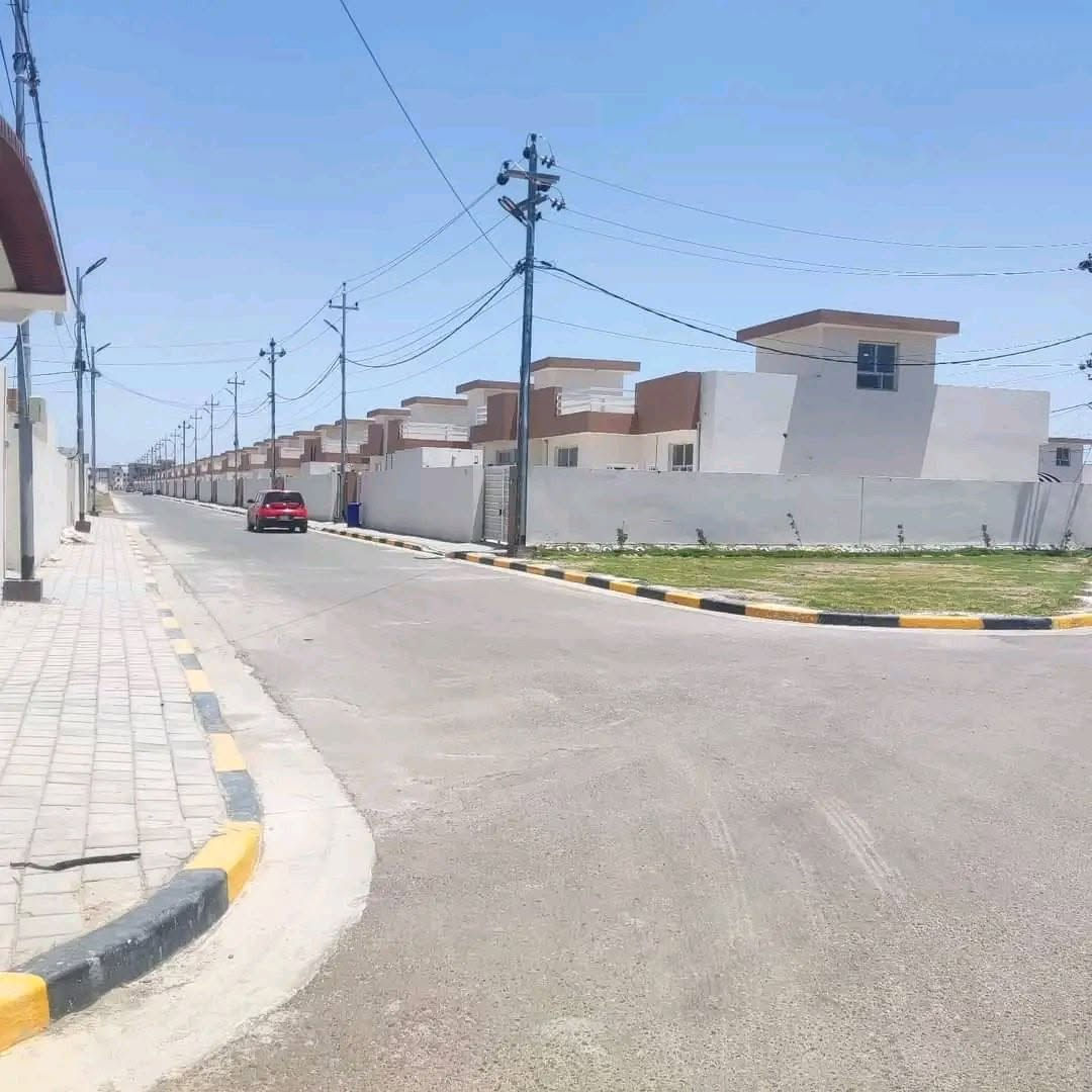 السلام عليكم
 متوفر بيت للإيجار في مجمع الصفوه 
مساحته 200 م غرفتين نوم وصاله واستقبال ومطبخ ومجمعات صحيه وكراج وحديقه
قيمة الايجار 400
 للاستفسار :*********** اتصال/واتساب📞
