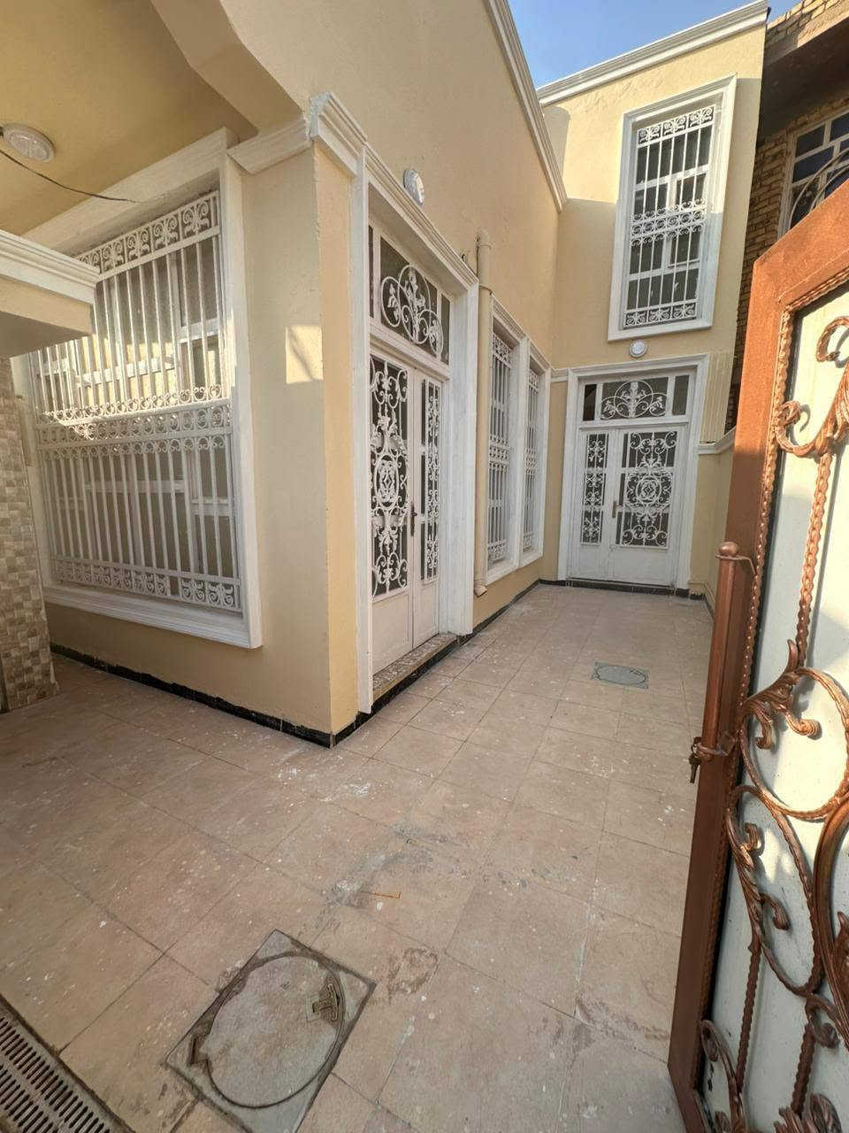 البيت للبيع حي الفرات مساحه ١٣٨ متر الواجه ٦ كونكريت يحتوي ٢ غرف وصاله وستقبال ومطبخ وصحيات ٢ الاستفسار ***********
